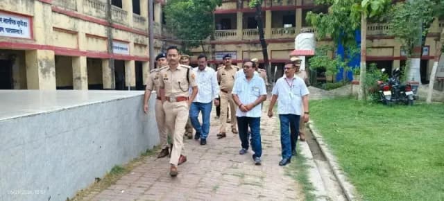 Chandauli News: नीट परीक्षा केंद्रों का एसपी ने किया निरीक्षण, सुरक्षा व्यवस्था पर दिए सख्त निर्देश.

