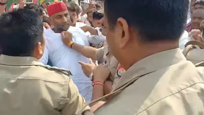 Chandauli News: सपा नेताओं समेत 250 अज्ञात पर एफआईआर, धरना-प्रदर्शन के बाद बढ़ी राजनीतिक सरगर्मी.
