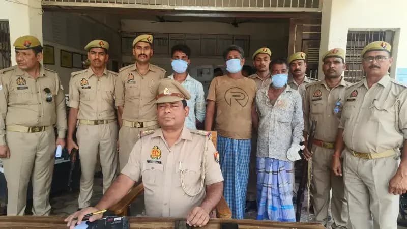 Chandauli News: संदिग्ध गोमांस के साथ तीन गिरफ्तार, पुलिस ने 70 किलो से अधिक मांस किया बरामद.
