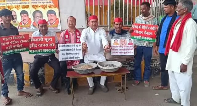 Sonbhadra News: गिट्टी-बालू सस्ता करने का वादा याद दिलाने सड़क पर उतरी सपा, स्वर्ण जयंती चौक पर किया प्रदर्शन.