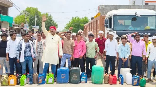Sonbhadra News: गैलन में डीजल न मिलने से परेशान किसान सड़क पर उतरे, सरकार के खिलाफ नारेबाजी.