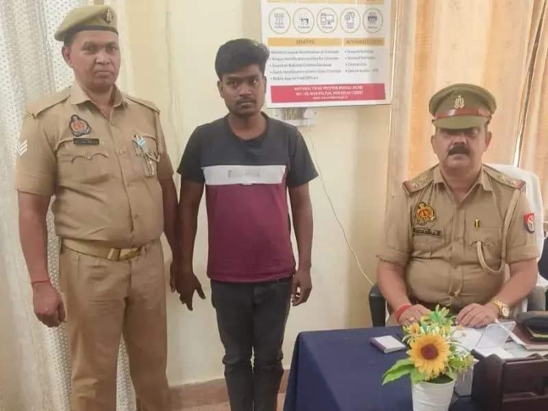 Sonbhadra News: आर्म्स एक्ट का वांछित अभियुक्त गिरफ्तार, पंचायत भवन के पास से दबोचा गया.