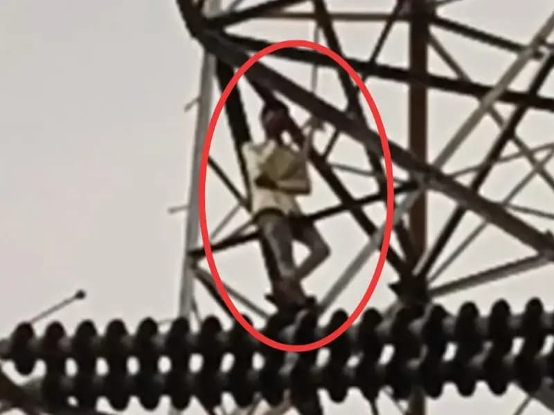 Sonbhadra News: एक बाल्टी पानी की मांग ने युवक को पहुंचाया 150 फीट ऊंचे टावर पर, पुलिस महकमे में खलबली.