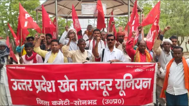 Sonbhadra News: मनरेगा बचाओ को लेकर कलेक्ट्रेट पर गरजे खेत मजदूर, नई योजना वापस लेने की मांग.