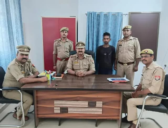 Chandauli News: जमीन घोटाले का खुलासा, फर्जी दस्तावेज बनाकर लाखों की जमीन बेचने वाला आरोपी गिरफ्तार.
