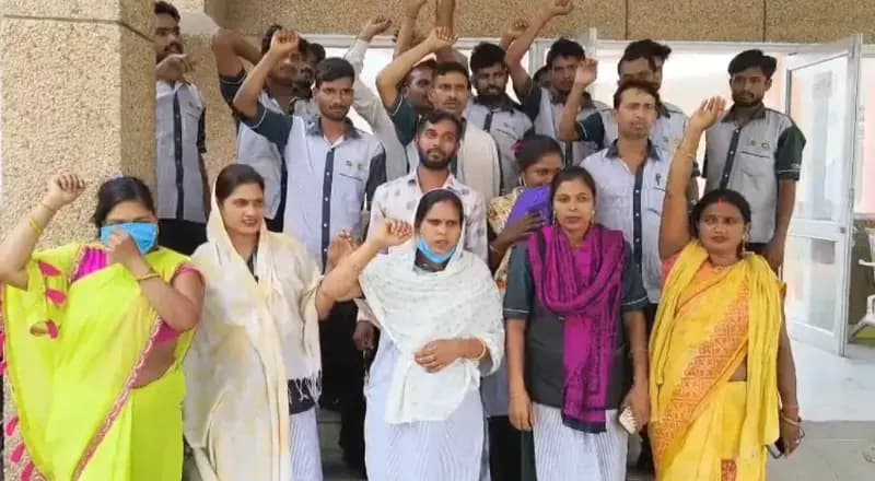 Sonbhadra News: कम वेतन और भुगतान में देरी से कर्मचारियों का फूटा दर्द.
