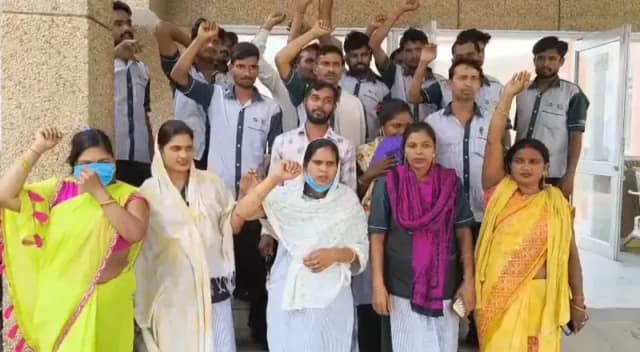 Sonbhadra News: कम वेतन और भुगतान में देरी से कर्मचारियों का फूटा दर्द.
