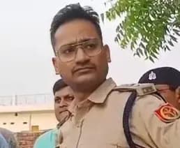 Chandauli News: एसपी कि कार्यवाई से पुलिस महकमे में खलबली, 2 थाना प्रभारी समेत 6 पुलिसकर्मी सस्पेंड, एसपी ने बैठाई जांच.
