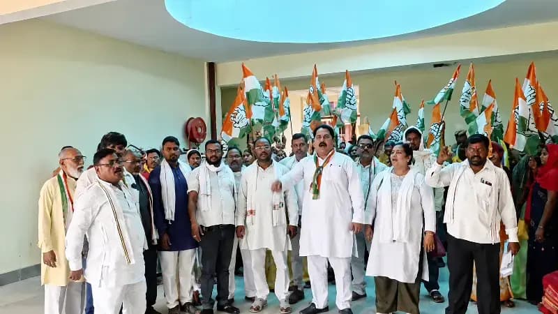 Sonbhadra News: खनन बंद कराने की मांग को लेकर आदिवासियों संग कांग्रेस का प्रदर्शन, चक्का जाम की चेतावनी.