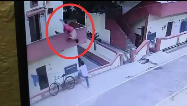 Sonbhadra News: आइसक्रीम लेने के दौरान बालकनी से गिरा युवक, सीसीटीवी में कैद हुई घटना.