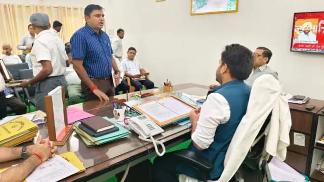 Sonbhadra News: जनहित से खिलवाड़ पड़ा महंगा, पुल निर्माण एजेंसी पर डीएम का बड़ा प्रहार, ठेकेदार पर 20 लाख की पेनाल्टी.
