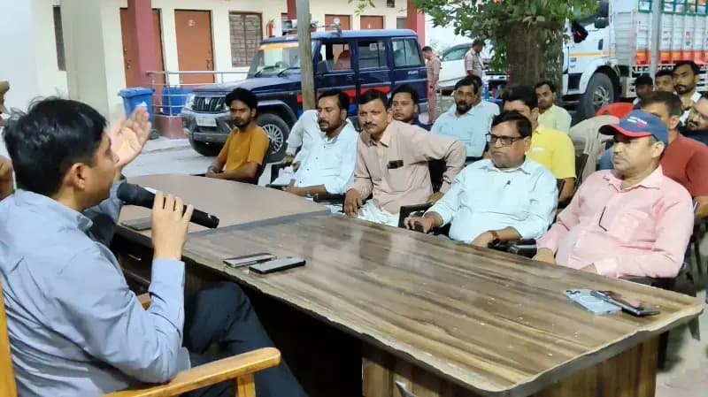 Chandauli News: लखनऊ अग्निकांड के बाद जीला प्रशासन अलर्ट, कोचिंग, होटल, अस्पताल संचालकों को 7 दिन का अल्टीमेटम.
