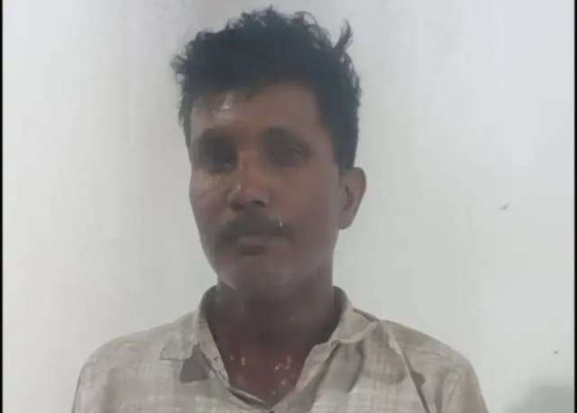 Chandauli News: डीडीयू जंक्शन पर ट्रेन के आगे कूदा युवक, इंजन पर किया पथराव, जीआरपी ने बचाई जान.