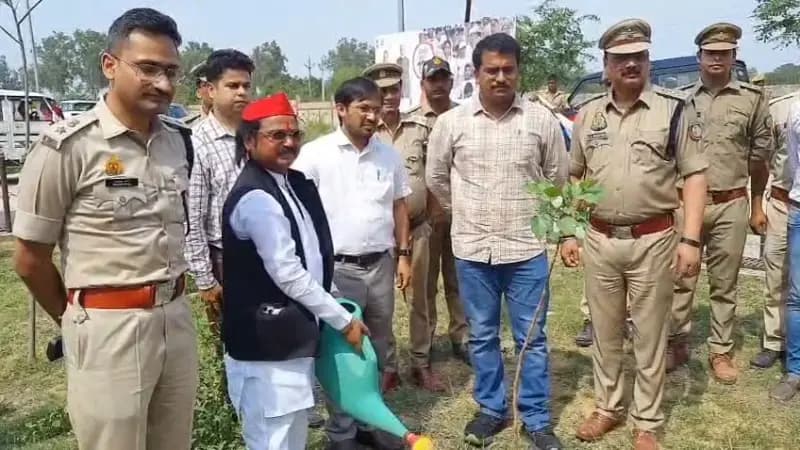Chandauli News: 'एक पेड़ मां के नाम' अभियान को मिलेगी रफ्तार, जागरूकता वाहनों को सांसद और डीएम ने दिखाई हरी झंडी.
