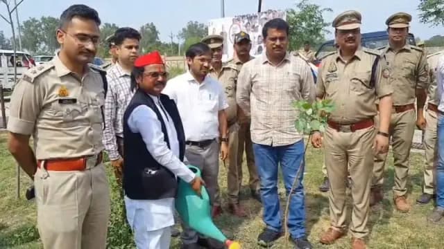 Chandauli News: 'एक पेड़ मां के नाम' अभियान को मिलेगी रफ्तार, जागरूकता वाहनों को सांसद और डीएम ने दिखाई हरी झंडी.
