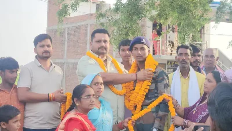 Chandauli News: अग्निवीर में चयनित हुए सत्यम प्रजापति, गांव लौटने पर ढोल-नगाड़ों के साथ हुआ भव्य स्वागत.
