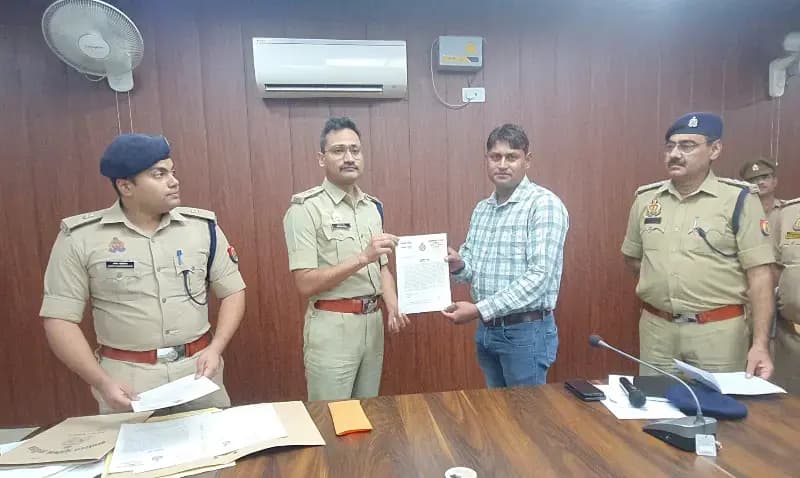 Chandauli News: साइबर गैंग का भंडाफोड़ करने वाले हेड कांस्टेबल पवन यादव और मनोज चौहान को एसपी ने किया सम्मानित.
