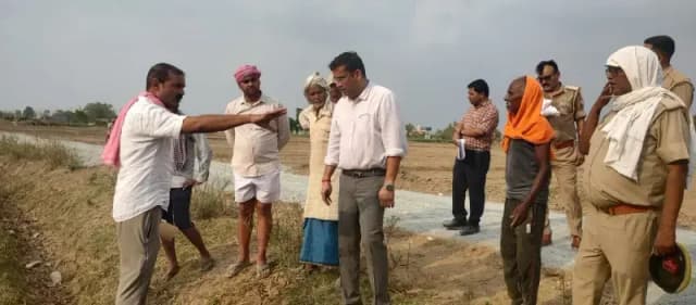 Chandauli News:चकरोड निर्माण पर बवाल, नाला पाटने के आरोप से भड़के ग्रामीण, तहसीलदार ने बुलडोजर चलवाकर कराया बहाल.
