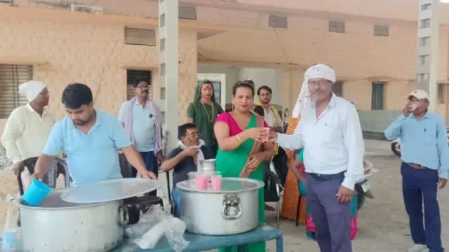 Sonbhadra News: चोपन रेलवे स्टेशन पर यात्रियों को पिलाया गया शीतल शरबत, हिन्दू संघ किन्नर सभा की जिलाध्यक्ष राधानंद गिरी ने भी निभाई सहभागिता.
