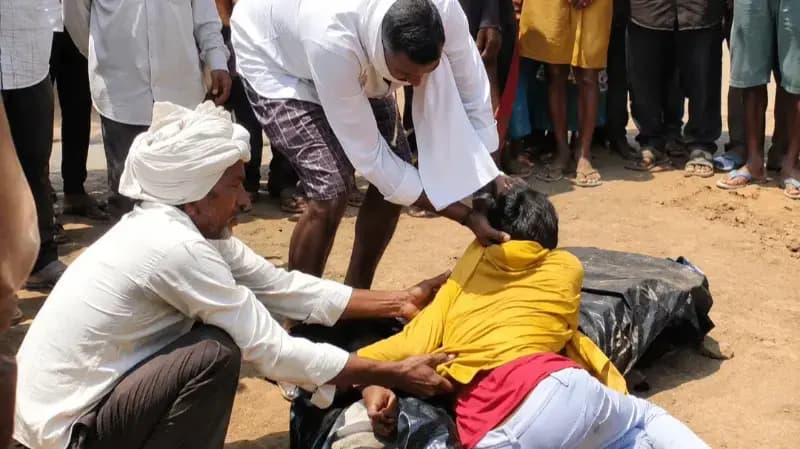 Sonbhadra News: 48 घंटे बाद सोन नदी से तीसरे युवक का शव बरामद, तीन मौतों से मीतापुर में पसरा मातम.