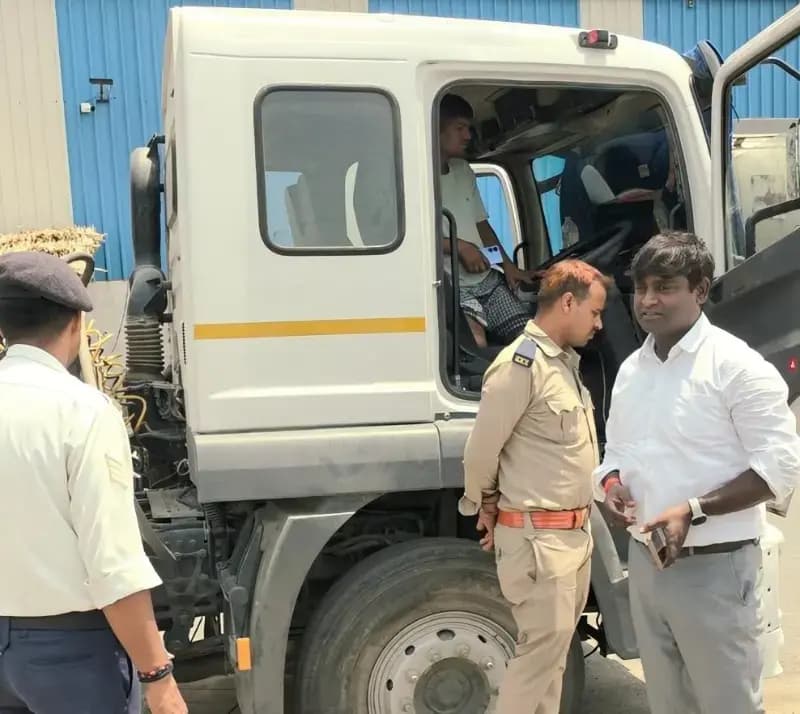 Chandauli News: ओवरलोड वाहनों पर प्रशासन का बड़ा एक्शन, एक जुलाई से अवैध स्कूल बसों पर FIR और स्क्रैप की कार्रवाई.