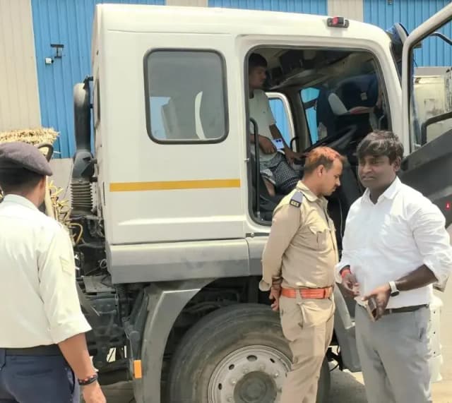 Chandauli News: ओवरलोड वाहनों पर प्रशासन का बड़ा एक्शन, एक जुलाई से अवैध स्कूल बसों पर FIR और स्क्रैप की कार्रवाई.