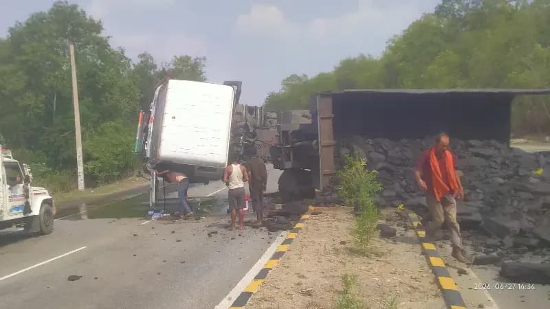 Sonbhadra News: कोयला लदा ट्रेलर अनियंत्रित होकर पलटा, बाल-बाल बच्चा चालक.