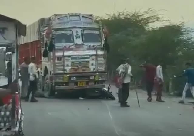 Sonbhadra News: चिल्काडांड मार्केट के पास ट्रक और बाइक की भिड़ंत, दो युवक घायल.