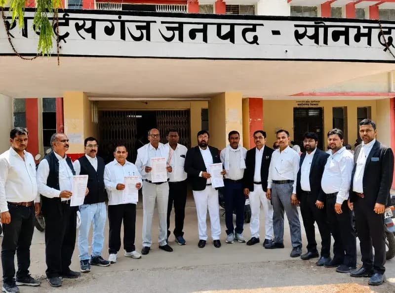 Sonbhadra News: सदर तहसील में भ्रष्टाचार के आरोप पर अधिवक्ताओं का प्रदर्शन, एसडीएम को सौंपा चार सूत्रीय ज्ञापन.