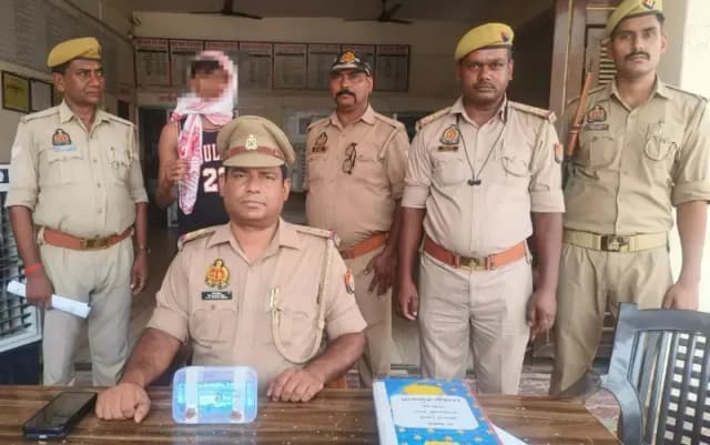 Chandauli News: तीन महीने बाद मोबाइल स्नैचर गिरफ्तार, छीना गया फोन बरामद, खाते से उड़ाए थे 6,202 रुपये.
