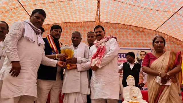 Chandauli News: बुद्ध विहार कार्यक्रम में बीजेपी विधायक को भाषण के दौरान टोका गया, केंद्रीय मंत्री ने संभाली स्थिति.
