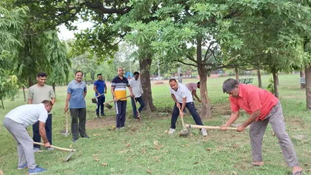 Sonbhadra News: अनपरा तापीय परियोजना में चला स्वच्छता अभियान, अधिकारियों-कर्मचारियों ने किया श्रमदान.
