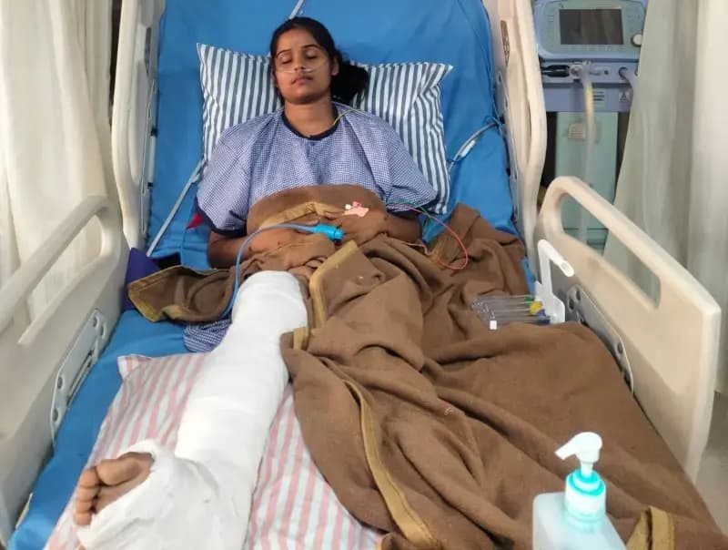 Chandauli News: बाइक स्टंटबाजी ने दो बहनों की जिंदगी बदली, 10 दिन बाद भी अस्पताल में चल रहा इलाज.
