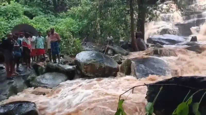 Sonbhadra News: नाले के उफान में समाई खुशियां, एक की मौत, छह वर्षीय बालक लापता.