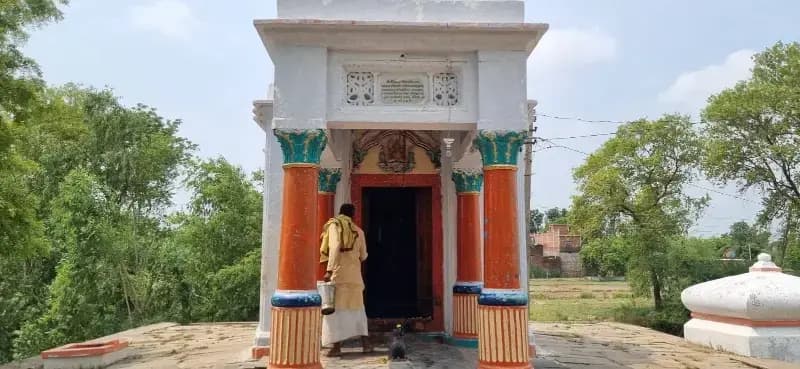 Chandauli News: मंदिर से पीतल के घंटे चोरी, चोरो ने स्कूल के किचन का ताला भी तोड़ा.
