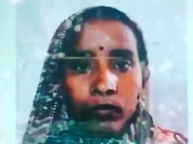 Chandauli News: सर्पदंश से महिला की मौत, तीन बेटियां और मानसिक रूप से बीमार पति हुए बेसहारा.
