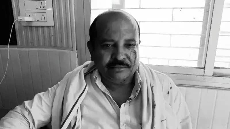 Chandauli News: सकलडीहा तहसील में अधिवक्ता और राजस्व लिपिक के बीच मारपीट, दोनों पक्षों की तहरीर पर मुकदमा दर्ज.
