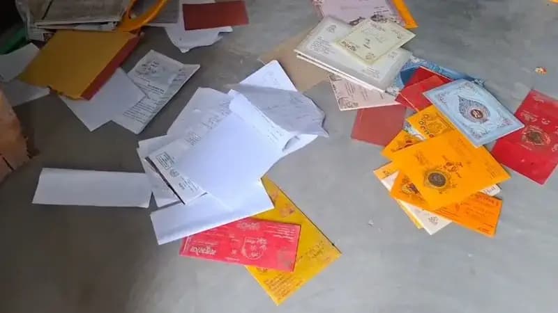 Chandauli News: सभासद ने कार्यालय में तोड़फोड़, गाली-गलौज और जातिसूचक टिप्पणी का लगाया आरोप.
