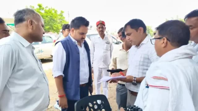 Sonbhadra News: पगडंडी से खेत पहुंचे डीएम, जीएनएसएस रोवर से विशेष पैमाइश अभियान का किया शुभारंभ. 