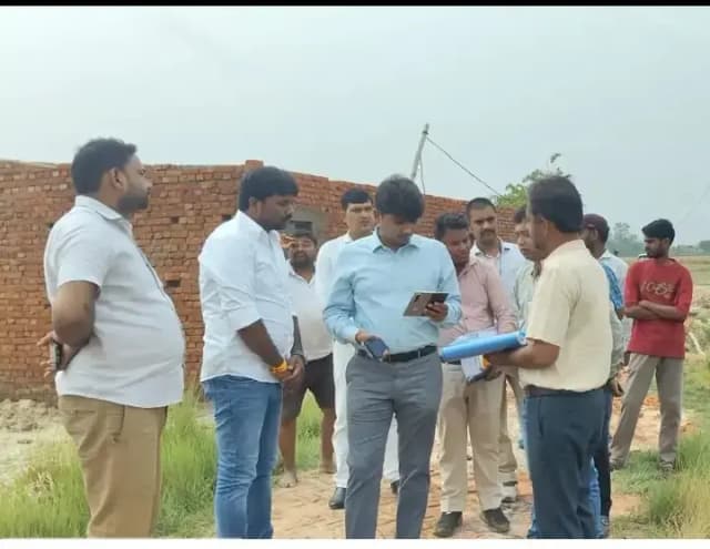 Chandauli News: निर्माणाधीन खेल मैदान का सीडीओ ने किया निरीक्षण, गुणवत्ता और समयसीमा पर दिए सख्त निर्देश.
