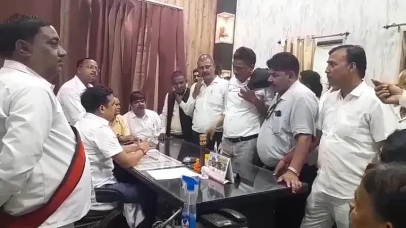 Chandauli News: अधिवक्ता से मारपीट मामले में लेखपाल निलंबित, SDM ने 7 दिन में जांच रिपोर्ट मांगी.
