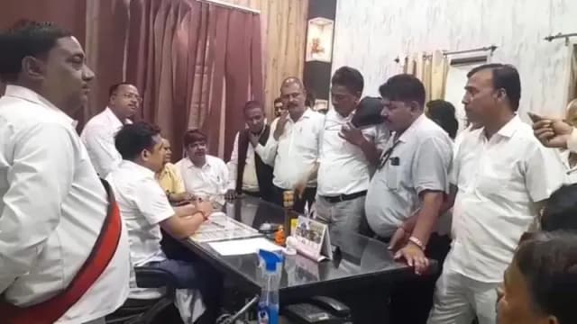 Chandauli News: अधिवक्ता से मारपीट मामले में लेखपाल निलंबित, SDM ने 7 दिन में जांच रिपोर्ट मांगी.

