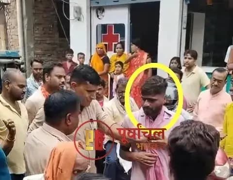 Chandauli News: SBI बैंक के बाहर ग्राहक से रुपये छीनकर भाग रहे युवक को लोगों ने पकड़कर पुलिस को सौंपा.
