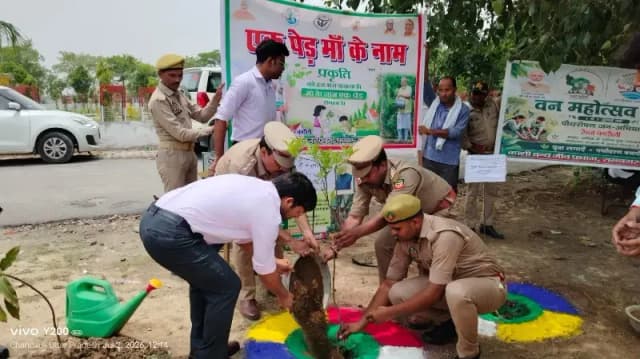 Chandauli News: 'एक पेड़ मां के नाम' अभियान के तहत कलक्ट्रेट परिसर में हुआ पौधरोपण, डीएम बोले- पेड़ मानव जीवन का आधार.
