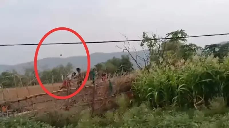 Sonbhadra News: जमीनी विवाद में तीर-कमान और बलुआ से हमला, घर में तोड़फोड़ का आरोप, वीडियो वायरल.
