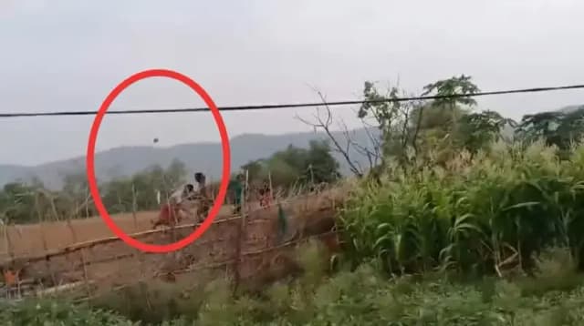 Sonbhadra News: जमीनी विवाद में तीर-कमान और बलुआ से हमला, घर में तोड़फोड़ का आरोप, वीडियो वायरल.
