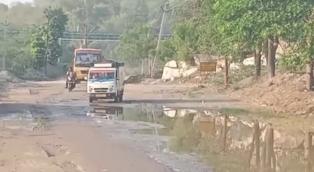 Sonbhadra News: अल्ट्राटेक के साए में बदहाल सड़क, हर बारिश में हादसों का खतरा.