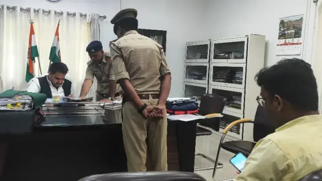 Sonbhadra News: सरकारी अस्पतालों में अग्नि सुरक्षा होगी और मजबूत, डीएम ने दिए सख्त निर्देश.
