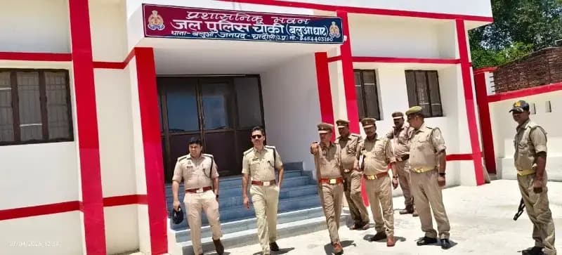 Chandauli News:जल पुलिस चौकी का एसपी ने किया निरीक्षण, घाटों पर सुरक्षा व्यवस्था चाक-चौबंद करने के दिए निर्देश.
