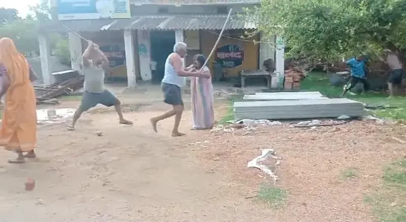 Sonbhadra News: जमीन की जंग बनी खूनी, दंपती पर बरसे लाठी-डंडे, पुलिस की त्वरित कार्रवाई.
